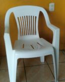 silla de plástico económica apilable con descansa brazos